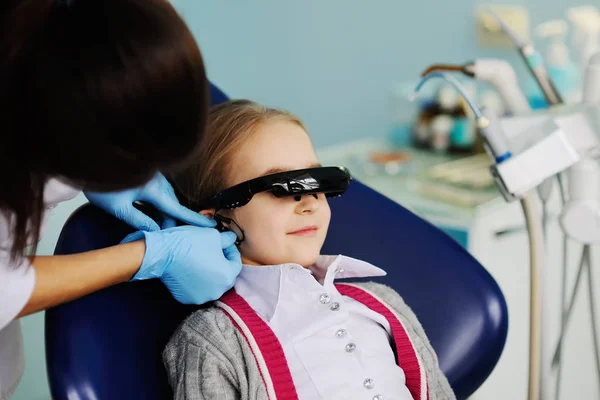Дитина до стоматолога дивитися мультфільм — стокове фото