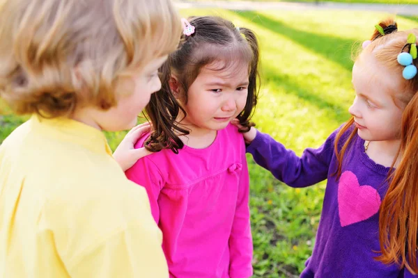 Kinderen medelijden met een huilende kleine meisje. — Stockfoto