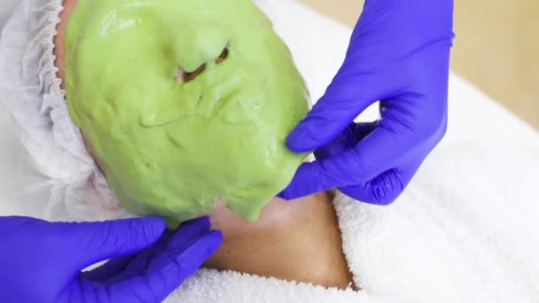 Femme dans une clinique de beauté fait la procédure Alginate masque — Video