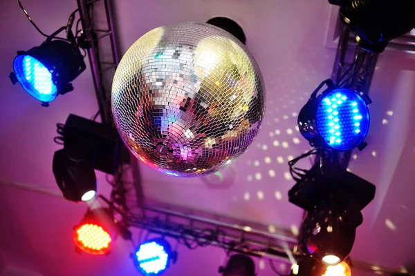 Bola disco y focos de colores en un club nocturno . — Foto de Stock