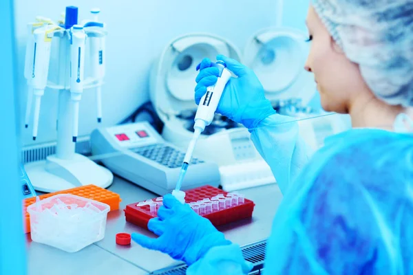 Científica femenina hace pruebas de ADN PCR en un laboratorio químico y bacteriológico moderno . — Foto de Stock