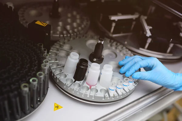 Equipos y aparatos para la bioquímica en un laboratorio moderno — Foto de Stock