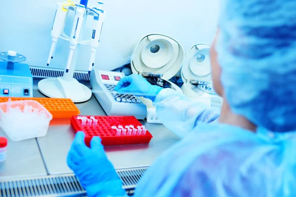 Científica femenina hace pruebas de ADN PCR en un laboratorio químico y bacteriológico moderno . —  Fotos de Stock