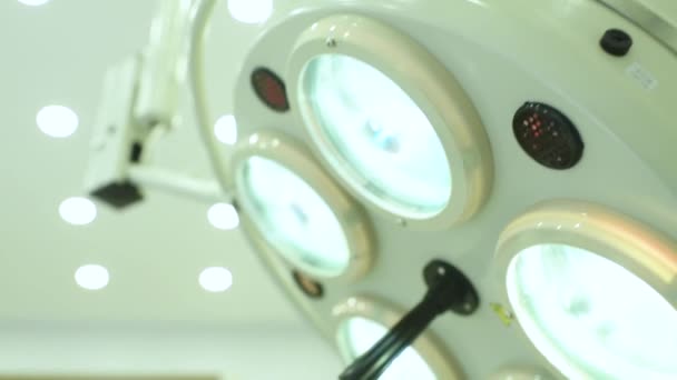 Surgical lamp close-up in a modern clinic — Stockvideo