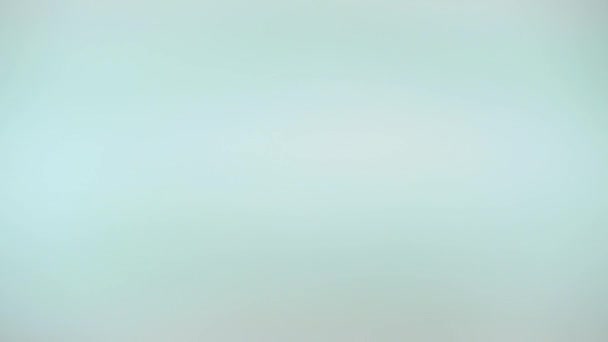 Giovane ragazza medico indossa una maschera medica su uno sfondo bianco. Chirurgia, sala operatoria, coronavirus, baccalà 19, baccalà 19, infezione, infezione — Video Stock