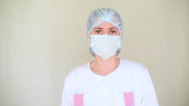 Jonge vrouwelijke arts of verpleegkundige toont een stopbord met een rubberen handschoen. Vaccin, ziekte, coronavirus, covid-19, epidemie, infectie — Stockvideo