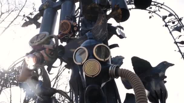 Flera gummi gasmasker på bakgrunden av en post-apokalyptisk monument. — Stockvideo