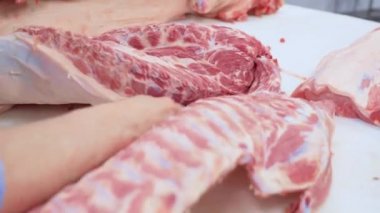 Kasaplar et kesme dükkanındaki et işleme tesisinde domuz eti kestiler..