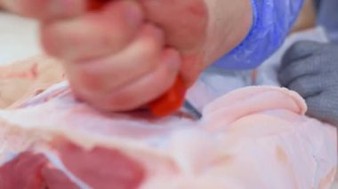 Kasaplar et kesme dükkanındaki et işleme tesisinde domuz eti kestiler..