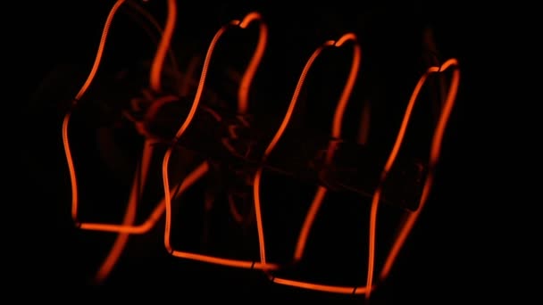 Lâmpada retro com filamento de tungstênio incandescente close-up em um fundo escuro . — Vídeo de Stock