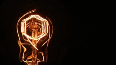 Koyu arkaplanda parlak tungsten lifli retro lamba..