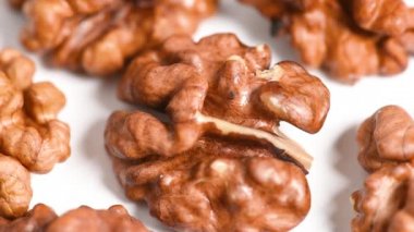 beyaz arkaplanda ceviz yakın plan