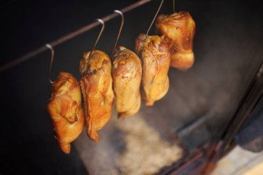 Bıldırcın leşleri tütsüleme evinde tüttürülür.