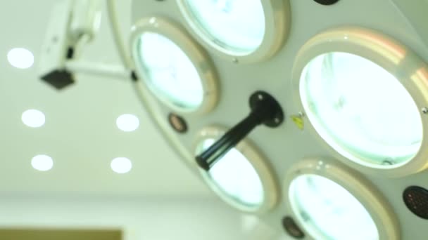 Surgical lamp close-up in a modern clinic — Stok video