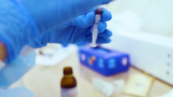 Doctor holds in his hand a syringe with plasma or with a close-up injection for hair regeneration and skin rejuvenation — 비디오