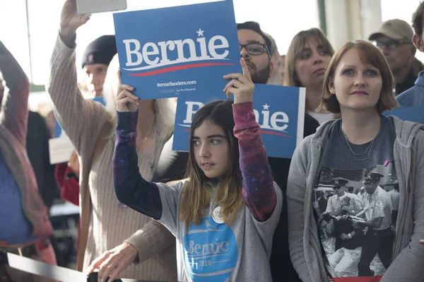 Richmond Usa 2020 Ένα Νεαρό Κορίτσι Κρατά Μια Πινακίδα Bernie — Φωτογραφία Αρχείου
