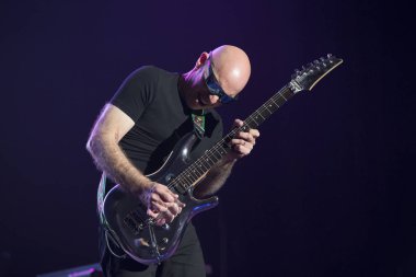 Santa Rosa, Ca / Usa - 10 / 8 / 19: Joe Satriani Experience Hendrix turnesinde sahne alıyor. Amerikalı bir enstrümantal rock gitaristi. Mick Jagger ve Deep Purple ile turneye çıktı..