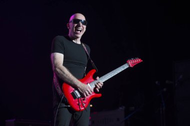 Santa Rosa, Ca / Usa - 10 / 8 / 19: Joe Satriani Experience Hendrix turnesinde sahne alıyor. Amerikalı bir enstrümantal rock gitaristi. Mick Jagger ve Deep Purple ile turneye çıktı..