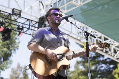 Napa, Ca / Usa: 5 / 31 / 14: Howie Day Bottlerock Müzik Festivali 'nde sahne aldı. Örnek ve efekt pedallarını kendisine eşlik etmek için kullanan Amerikalı bir şarkıcı-söz yazarı.. 