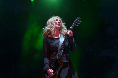 Napa, Ca / Usa: 5 / 31 / 14: Bottlerock Festivalinde Kalp grubuyla Nancy Wilson. Grup dünya çapında 35 milyondan fazla albüm sattı. Billboard 200 'de ilk 10 albümleri vardı. 2013 yılında, Heart Rock and Roll Hall of Fame 'e kabul edildi..