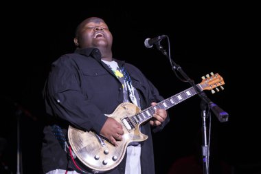 Santa Rosa, Ca / Usa - 4 / 12 / 19: Christone Kingfish Ingram Luther Burbank Sanat Merkezi 'nde sahne alıyor. Clarksdale, Mississippi 'den blues gitaristi ve şarkıcısı.. 