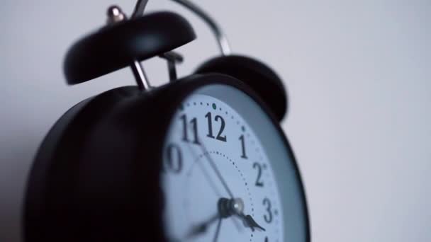 Grande montre antique ou vintage. Tenez-vous isolé sur fond blanc. Flèches vers l'avant .