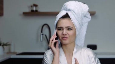 Karantina sırasında mutfakta genç bir kadın. Kızın tartışması ya da telefon konuşması sırasında tartışması ya da internetten konuşması. Duygusal çığlık, akıllı telefon çağrısı..