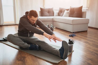 Genç, sıradan bir adam spor olsun diye evine gidiyor. Çaylak ya da acemi, çekici ile tek bacağa doğru geriniyor. Boş bir dairede tek başına alıştırma yapıyorsun. Formda kalmaya ve sağlıklı kalmaya çalış..