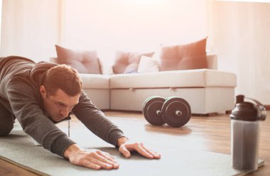 Genç, sıradan bir adam spor olsun diye evine gidiyor. Acemi adamın vücudunu esnetmesini ve ellerini paspasın üzerine koymasını kes. Vücut şeklini düzeltiyorum. Spordan anlamayan gerçek bir erkek antrenmana başlar..
