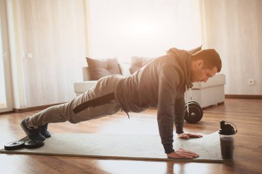 Genç, sıradan bir adam spor olsun diye evine gidiyor. Büyük kasları olmayan sıradan Norman adam tam tahta pozisyonda duruyor. Birinci sınıf öğrencisi vücut şekli üzerinde çalışmaya başladı. Daha iyi olmak için egzersiz yapan gerçek bir erkek..