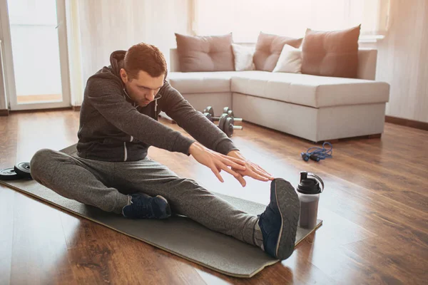 Genç, sıradan bir adam spor olsun diye evine gidiyor. Çaylak ya da acemi, çekici ile tek bacağa doğru geriniyor. Boş bir dairede tek başına alıştırma yapıyorsun. Formda kalmaya ve sağlıklı kalmaya çalış..