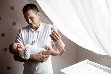 Baba ve küçük çocuk kreşteler. Yaşamın ilk yılı. Belirsizlik ve çocuk korkusu. Baba çocuğa ne yapacağını bilmiyor.