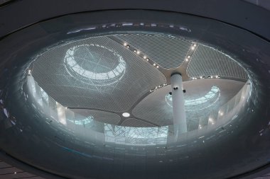 Modern bir havaalanı ya da iş merkezinin lobisindeki Atrium.