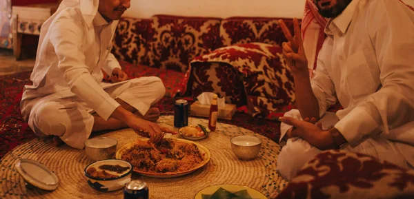 Moyen-Orient déjeuner, cuisine traditionnelle Arabie Saoudite — Photo