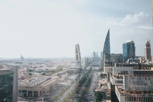 Blick auf die Skyline von Riad in Richtung König Abdullah Finanzdistrikt bei nebligem bewölktem Tag — Stockfoto