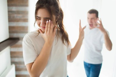 Karantina sırasında genç kadın ve erkek odada. Adam kızı taciz edip ona bağırıyor. Kadınlar acı çeker ve ağlar. Duygusal hastalık ve psikolojik baskı.