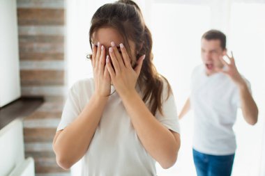 Karantina sırasında genç kadın ve erkek odada. Karım önünde durur ve ağlar. Yüzünü ellerle kapatıyordu. Koca çığlık atıyor ve kadına bağırıyor. Duygusal hastalıklar ve psikolojik sorunlar.