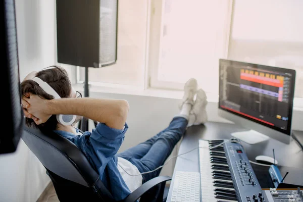 Éxito y crecer en el trabajo Man está trabajando en el mezclador de sonido en el estudio de grabación o DJ está trabajando en el estudio de radiodifusión. La industria de la música. Venta de bandas sonoras y canciones . —  Fotos de Stock