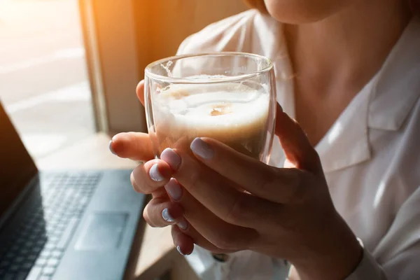 Kadın model elinde bir fincan kahve tutuyor. Eldeki kahvenin yakın çekimi. — Stok fotoğraf