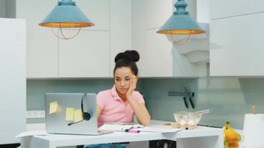 Karantina sırasında evde çalışan genç bir kadın. Dizüstü bilgisayar kullanıp notlar alan çok işlevli bir kız. Yoğun bir çalışma gününden ve pişirme sürecinden sonra. Akşam vakti..