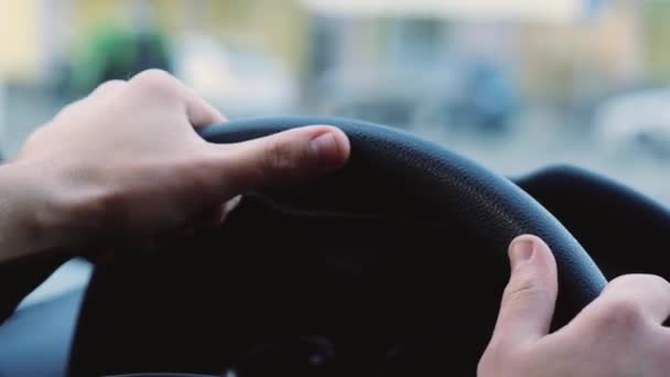 Junger Mann im Auto. Großaufnahme der Hände am Lenkrad. Auto fahren schnell und präzise. Unklarer Hintergrund. — Stockvideo