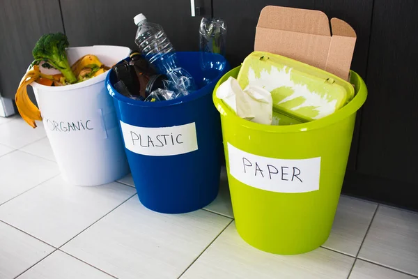 Yakın çekim konsepti. Evdeki çöpleri ayıkla. Farklı çöp türleri için üç kova var. Mutfakta israf var. — Stok fotoğraf