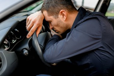 Adam araba kullanmaktan ve direksiyonda uyumaktan çok yoruldu.