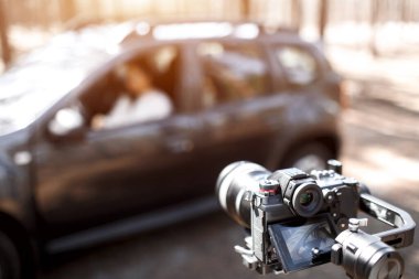 Kulis konsepti. Reklam, dizi ya da film çekiyordum. Dengeleyicinin üzerindeki kameranın yakın plan görüntüsü.