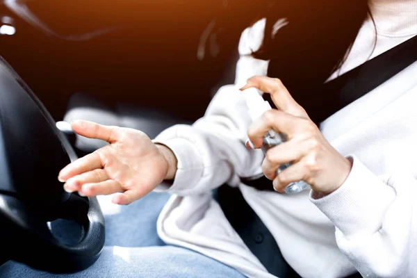 Primo piano di una mano. Una donna usa un disinfettante per le mani in macchina. Protegge da virus e batteri. Il modello femminile non vuole la malattia sul coronavirus covid-19 — Foto Stock