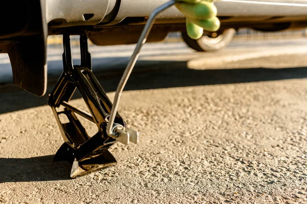 Presa d'auto. Riparazione auto sul lato della strada — Foto Stock