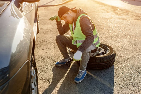 Munkavállaló vagy járművezető belefáradt az út szélén lévő autó javításába — Stock Fotó