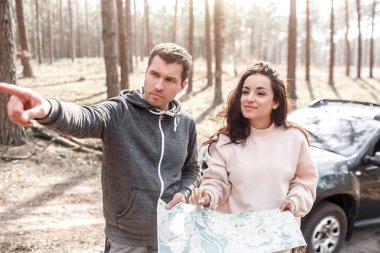 Bir adam ve bir kadın ormanda kayboldu. Bir haritayla duruyorlar ve nereye gideceklerini bilmiyorlar..