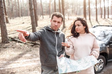 Bir adam ve bir kadın ormanda kayboldu. Bir haritayla duruyorlar ve nereye gideceklerini bilmiyorlar..