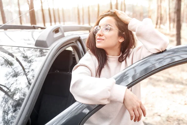 Reizen in een auto. Mooie zwart-harige vrouw zittend in een auto. Landelijke vakanties — Stockfoto